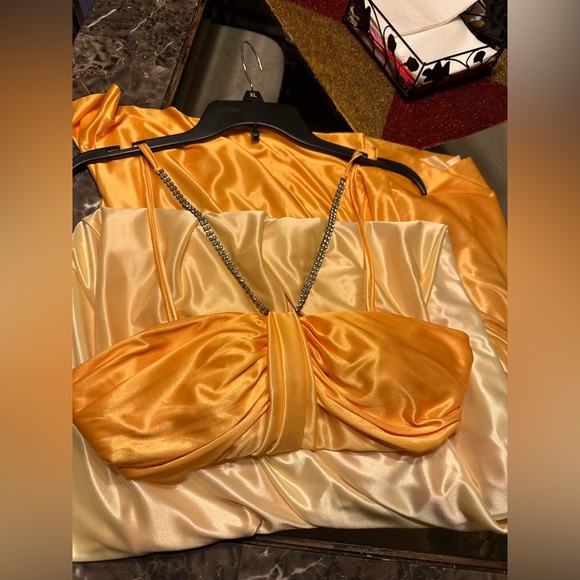 Beautiful Yellow Evening/Prom Dress - Picture 2 of 2